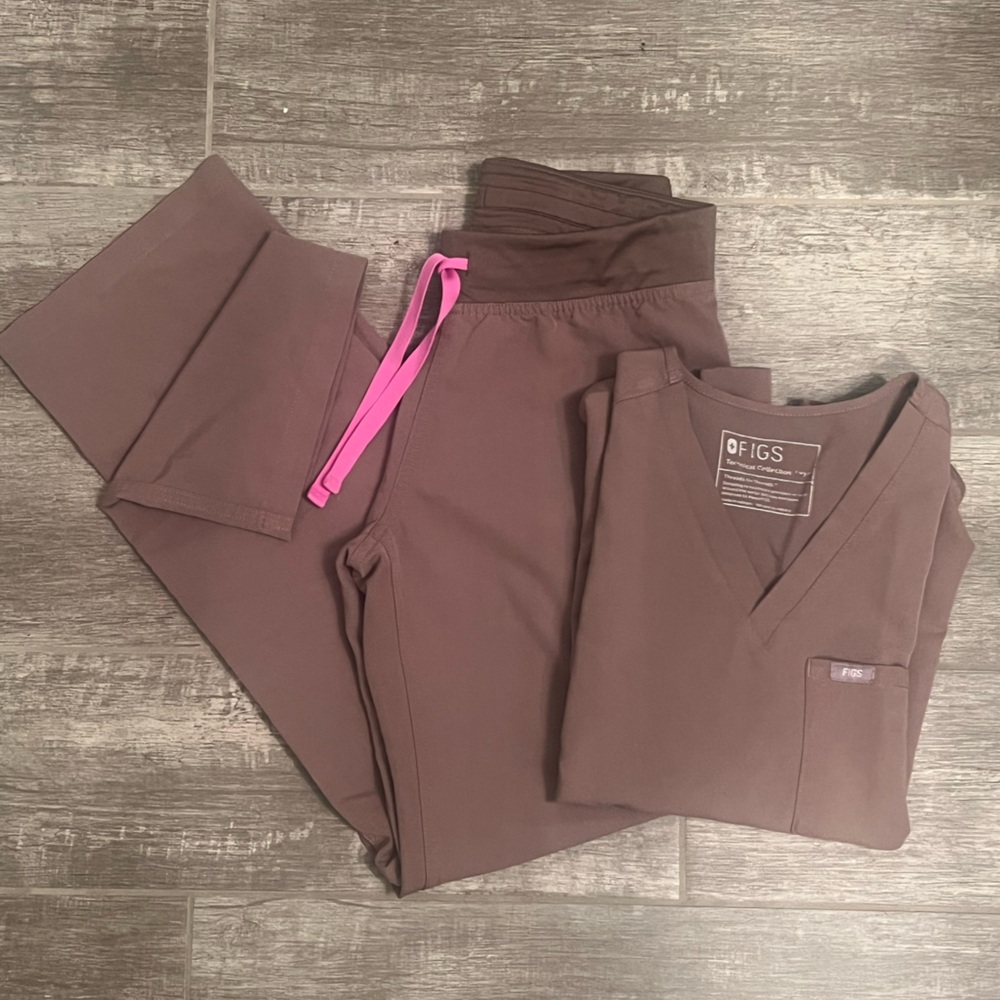 Figs Brown Set (Smokey Taupe) Livingston Scrub Pants and Catarina Scrub Top